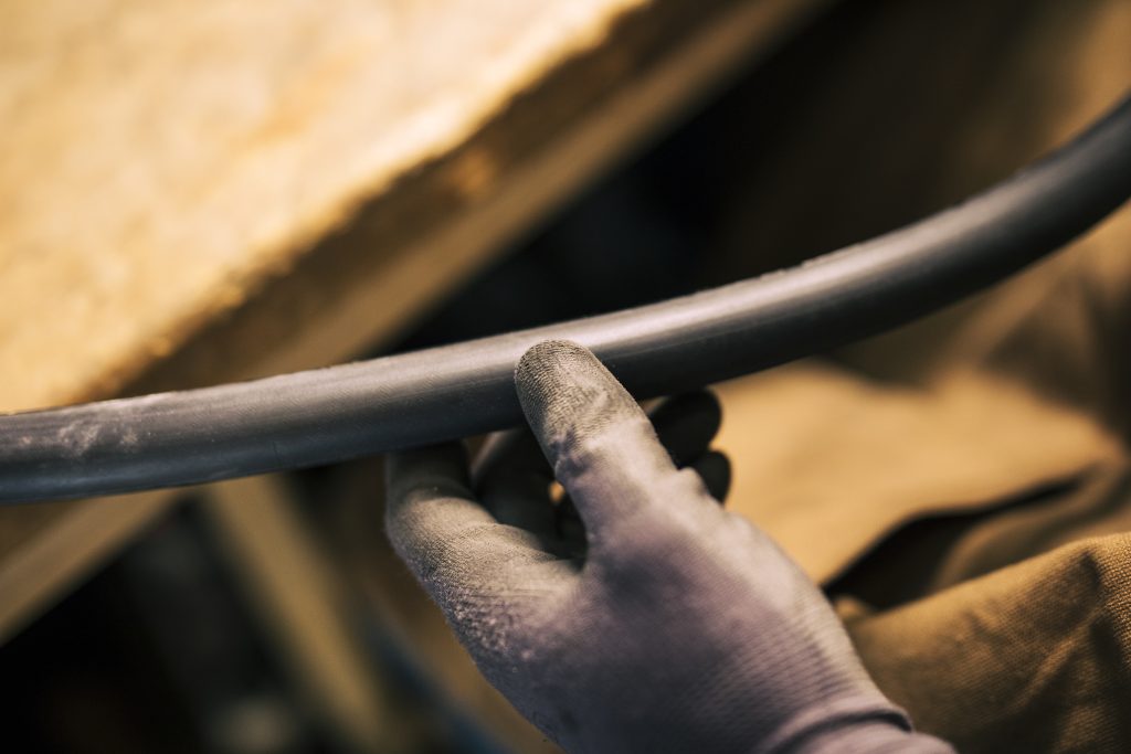 Commercial Steel Fabrication: From Detailing to Seamless Erection 2 mecanico reparando una bicicleta